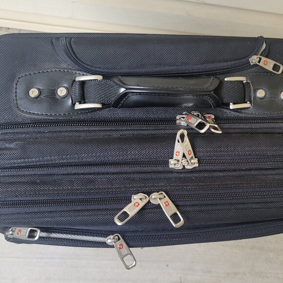 Swissgear Black Red Rolling Briefcase Padded Laptop Pocket 17 Inches - Picture 14 of 16